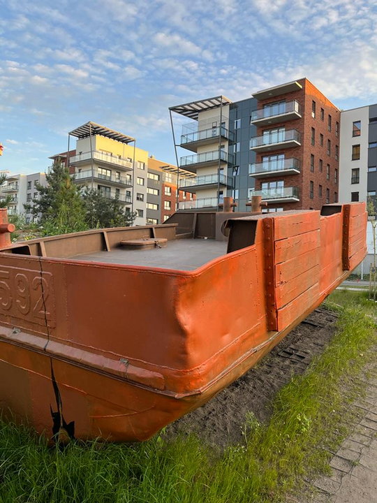 Wrocław: w centrum osiedla ustawiono barkę rzeczną. Wkrótce zmieni się w las