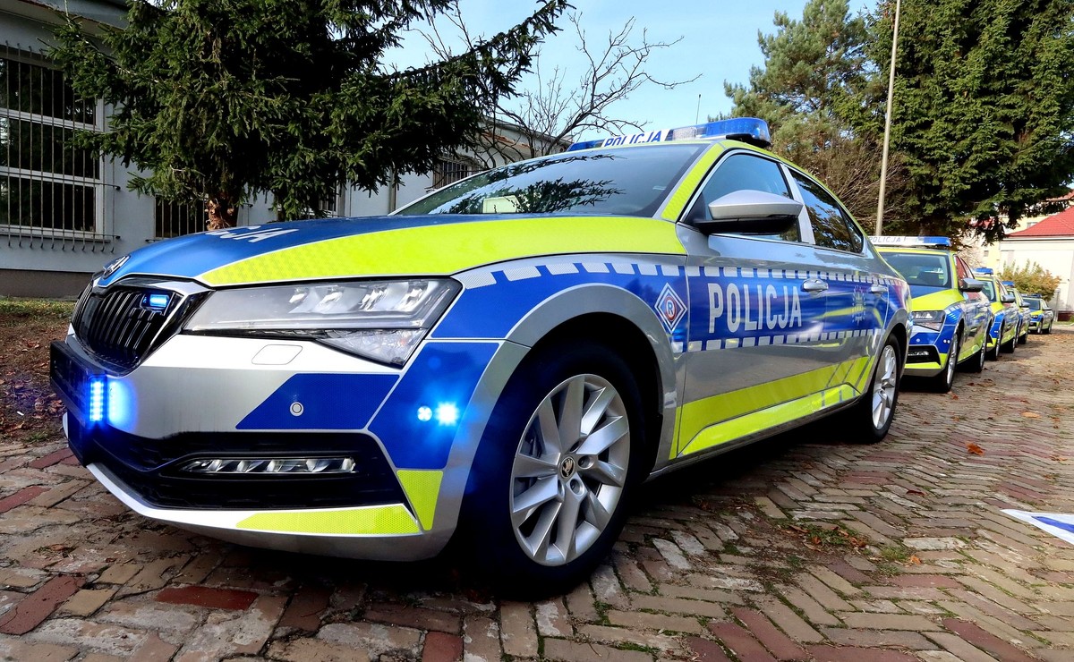 Skoda Superb i Skoda Scala to nowe radiowozy policji. Na drogi wyjedzie 100 oznakowanych aut drogówki