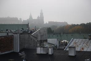 Zanieczyszczone smogiem powietrze w Krakowie.