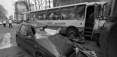 Autobus uderzył w kamienicę