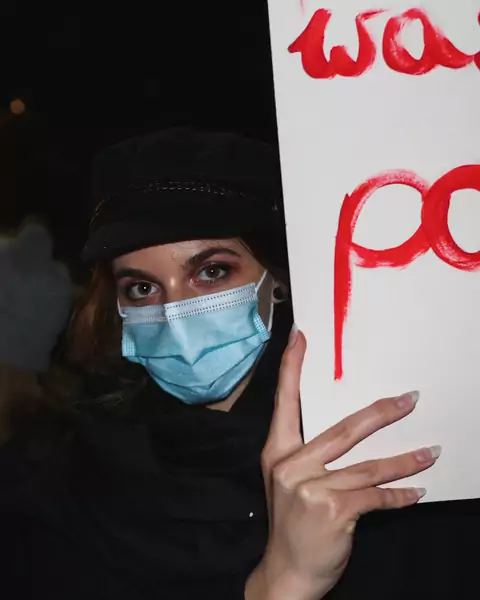 Młode kobiety protestują orzeczenie TK/ fot. Kaja Gołuchowska