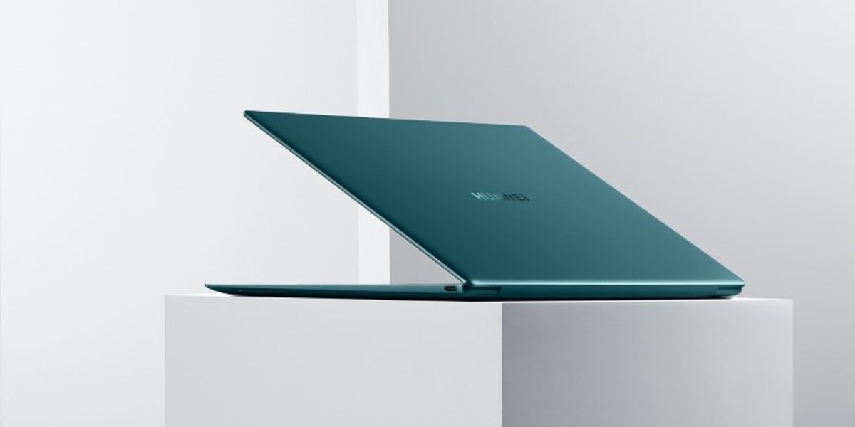 Idealny laptop biznesmena musi być wydajny. Pod klawiaturą Matebooka X pracuje więc procesor Intel Core i5 10. generacji, z którym współpracuje aż 16 GB pamięci operacyjnej. Firmowe dane przechowamy zaś bezpiecznie w pamięci szybkiego nośnika SSD o pojemności 512 GB.