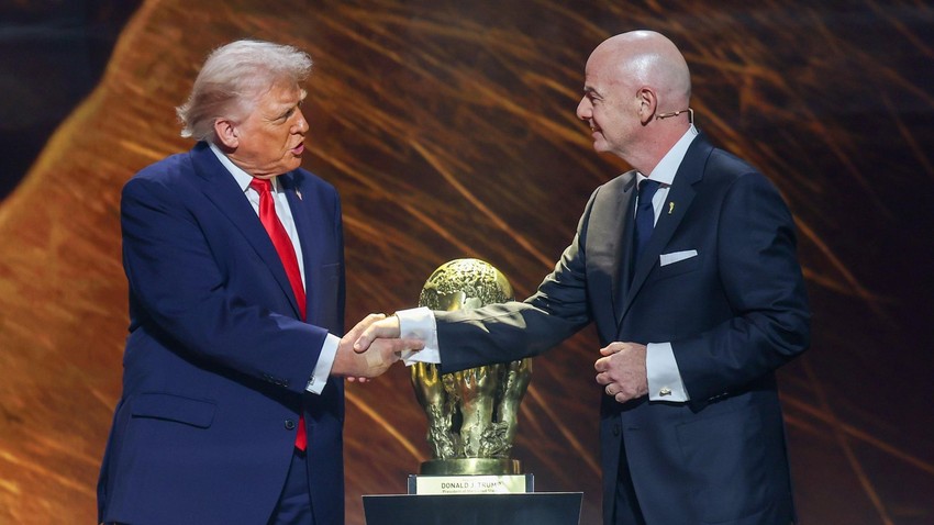 Američki predsednik Donald Tramp bio je prvi dobitnik FIFA nagrade za mir, primivši nagradu predsednika FIFA Đanije Infantine prošlog decembra. | Foto: Getty Images