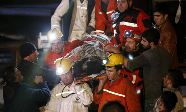 Akcja ratunkowa w tureckiej kopalni. Fot. EPA/TOLGA BOZOGLU/PAP/EPA