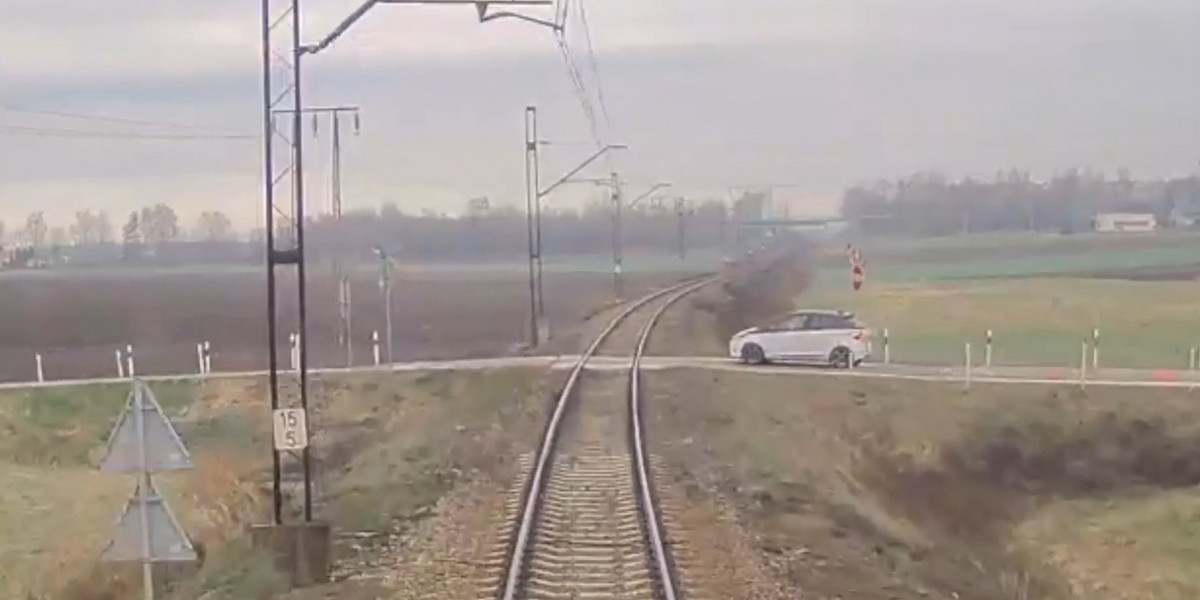 Groźna sytuacja na przejeździe kolejowym na Śląsku. 