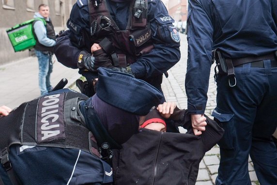 Poznań: protesty przeciwko orzeczeniu TK ws. aborcji w dawnym szpitalu przy ul. Szkolnej