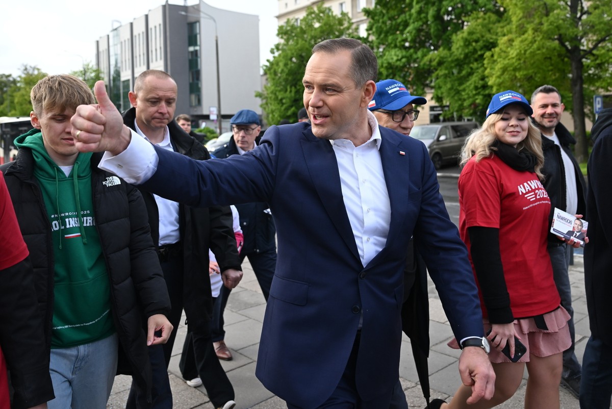 Karol Nawrocki w poniedziałek rano stwierdził, że jest "pełen energii i optymizmu w drodze do zwycięstwa"