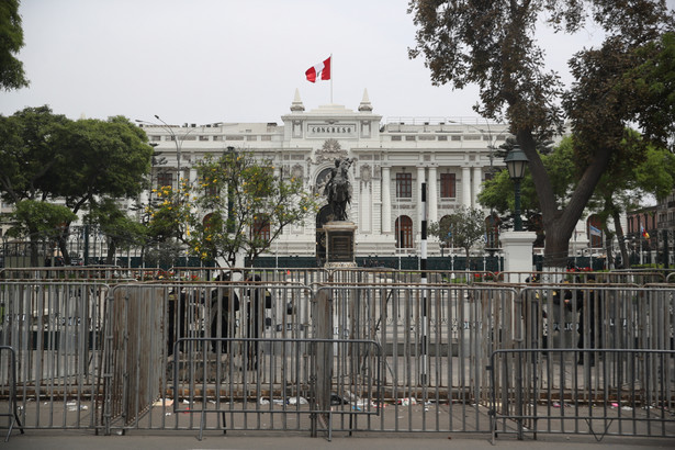 Policja przed pałacem prezydenckim w Limie, stolicy Peru