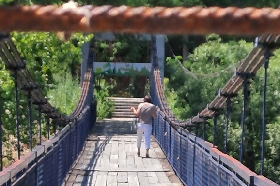 Građani u Priboju IGNORIŠU ZABRANU i prelaze rizični viseći most, POLICIJA najavljuje STROGE KONTROLE!