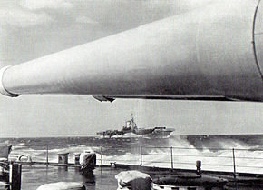Bój pod Matapanem Lotniskowiec HMS Formidable widziany z pokładu pancernika HMS Warspite