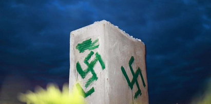 Swastyki w Jedwabnem i napis: "Byli łatwopalni"
