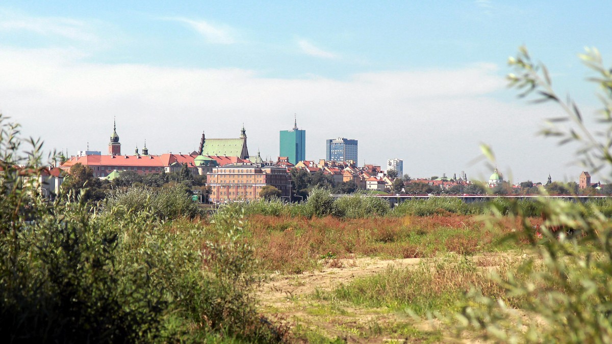 Kiedy do Warszawy przyjeżdża turysta z Hiszpanii, czy Włoch jest zachwycony miastem. Nie musi się łokciami rozpychać na ulicach, a kiedy chce odpocząć na łonie natury po prostu idzie do pobliskiego parku. Warszawa nadal ma swoje "zielone płuca", o których mieszkańcy Madrytu, czy Mediolanu mogą tylko marzyć. A Polak na Warszawę tylko narzeka.