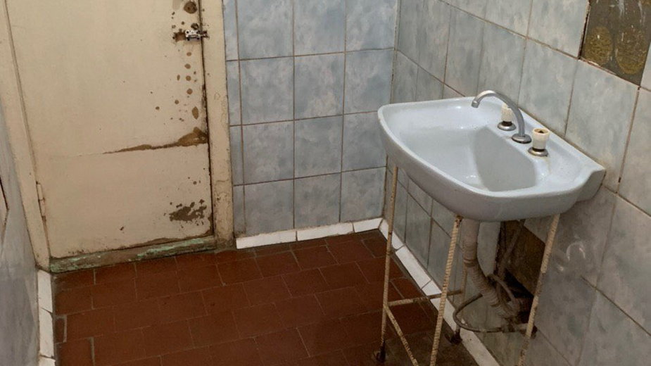 Zdjęcie łazienki szpitala w Omsku, gdzie przebywa Nawalny