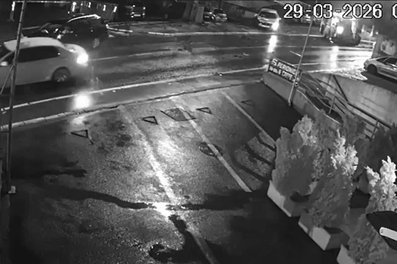 (VIDEO) KOLIMA SE ZAKUCAO U PARKIRANI TAKSI Uznemirujući snimak saobraćajne nesreće na Mirijevu: Ima povređenih
