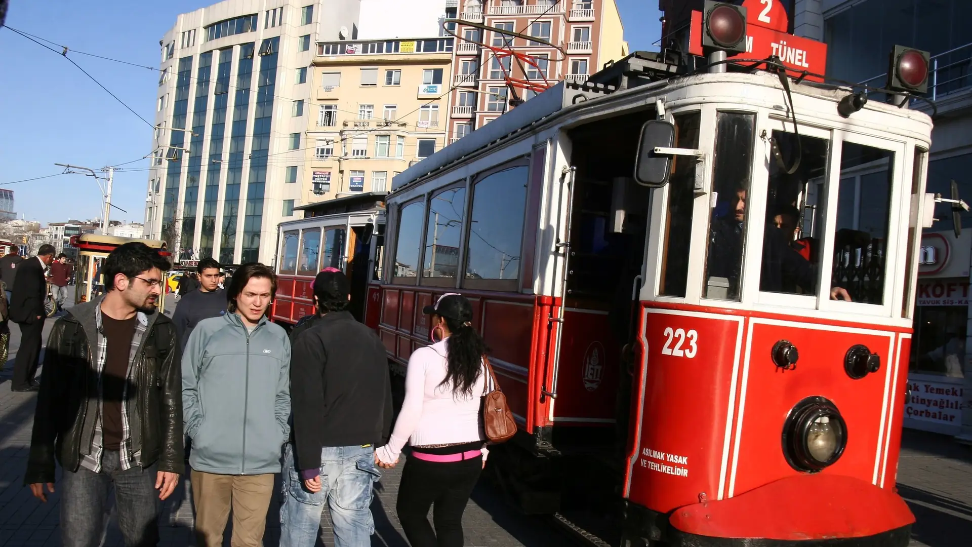 Puste butelki za bilet do metra. W Stambule recykling zwyczajnie się opłaca