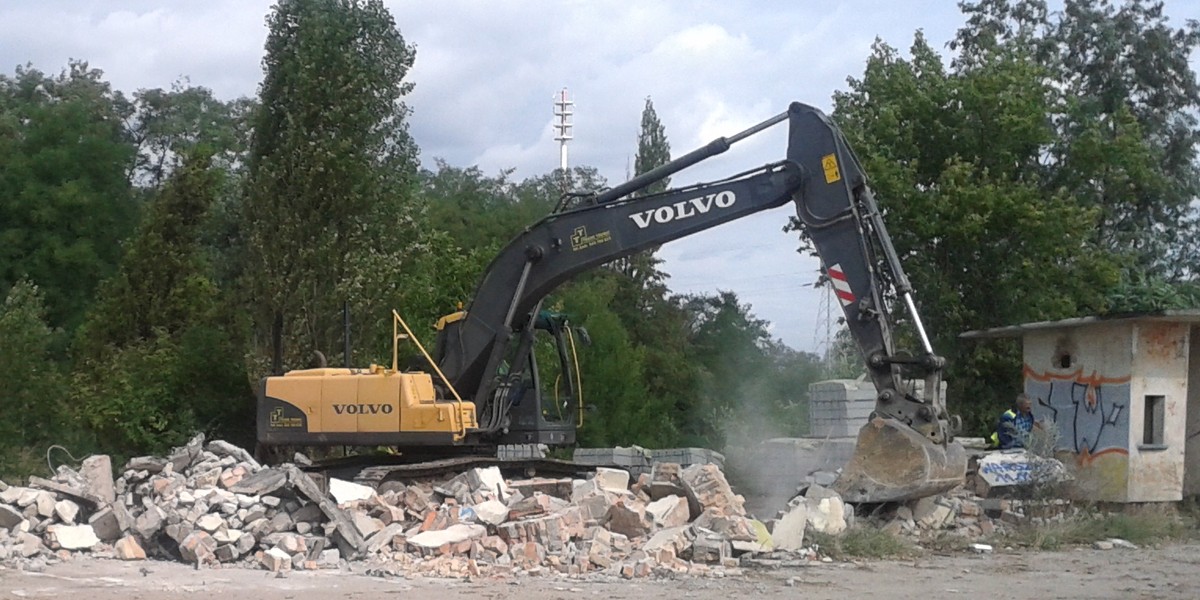 Rozbierają stary stadion na dębcu