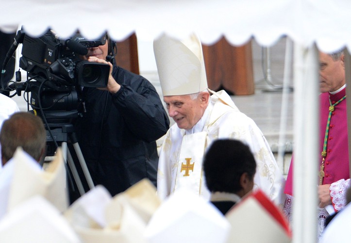 Papież-emeryt Benedykt XVI w czasie uroczystości kanonizacji Jana Pawła II i Jana XXIII