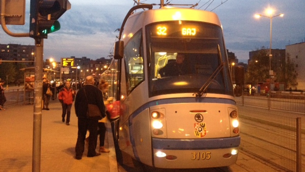 W sylwestra i Nowy Rok wrocławskie tramwaje i autobusy będą kursować według zmienionych rozkładów jazdy. W sumie będą jeździć rzadziej niż zwykle. Po zabawie sylwestrowej w Rynku zostaną jednak uruchomione dodatkowe kursy.