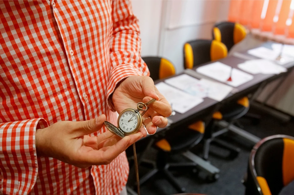 Sat mora biti navijen na ponoć