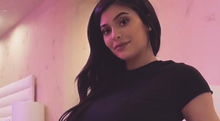 HIVATALOS! Kylie Jenner életet adott első gyermekének!