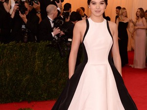 Hailee Steinfeld mindenkit lekörözött a Met gálán
