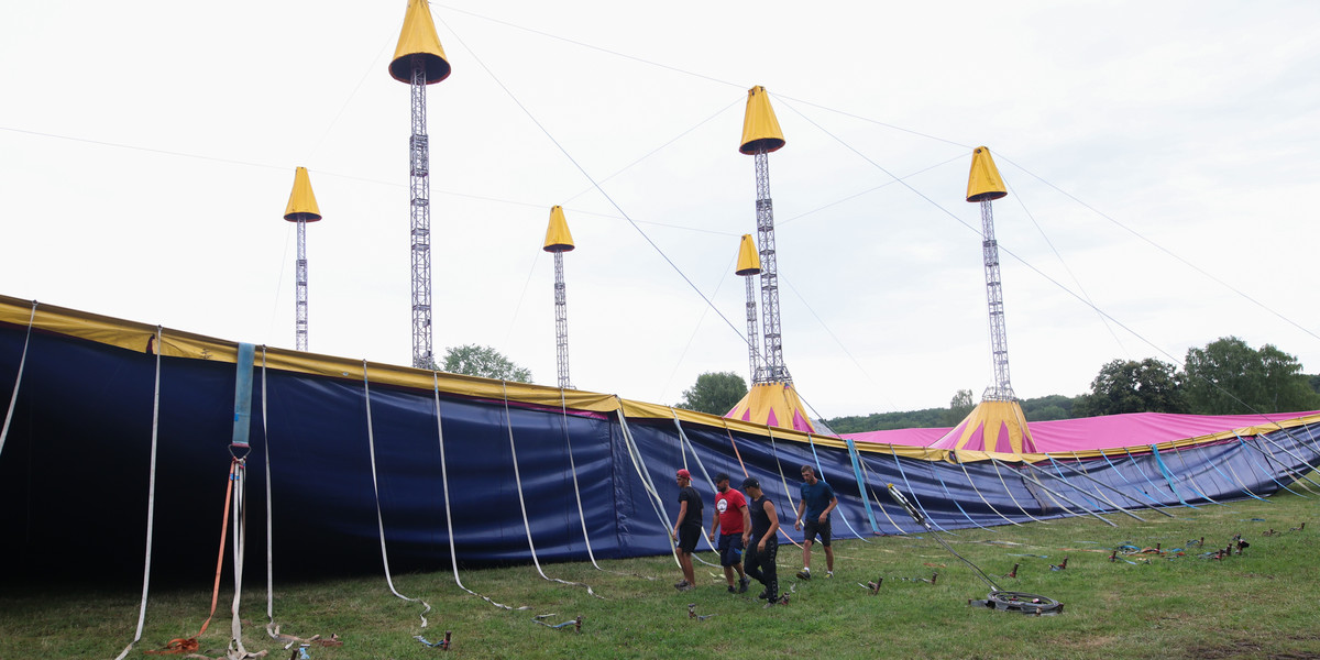 Demontaż scen przygotowanych na Fest Festival w Parku Śląskim w Chorzowie