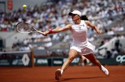 Francuskie media: Kto jest w stanie zatrzymać Igę Świątek na mączce?