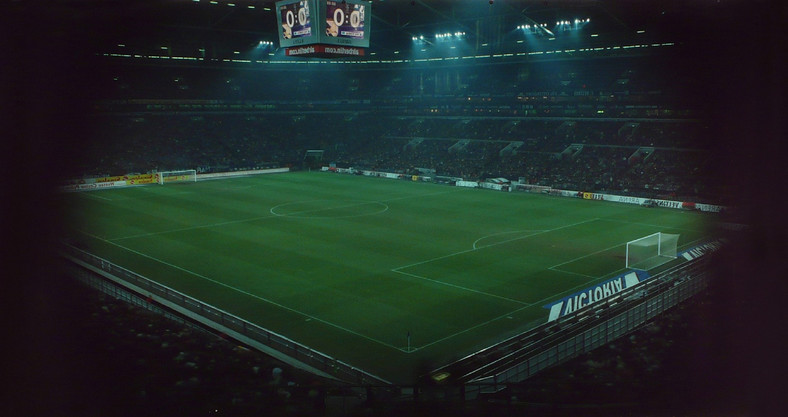 Roland Wirtz, 90 minut: Gelsenkirchen, Veltins Arena – 06.04.2006, Schalke 04 – Levski Sofia, bezpośrednie naświetlenie, Cibachrome, 1,27 × 2,20 m, 2006