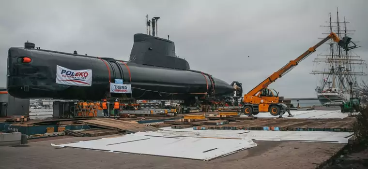 Transport ORP Sokoła był wielkim wyzwaniem. 350-tonowy okręt jechał ulicami Gdyni