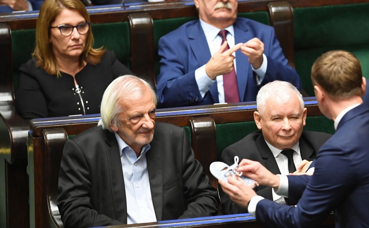 Lider PiS mówiąc jaka jest stawka zbliżających się wyborów do europarlamentu wskazywał na kwestie bezpieczeństwa, w tym "relokacji uchodźców i związanych z tym problemów". Mówił też o kwestii związanej z prawem do wychowania dzieci. "Z prawem do zachowania tradycyjnych instytucji, z normalną rodziną, składającą się z kobiety i mężczyzny" - powiedział.