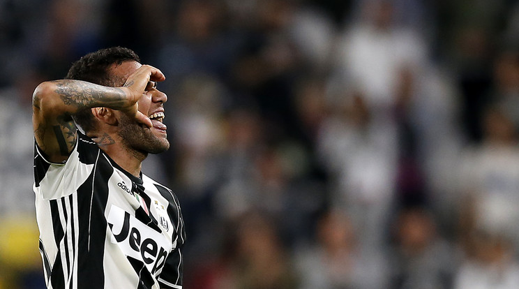 Dani Alves legfeljebb 90 percig képes leállni az újabb őrültségek kieszelésével /Fotó: AFP