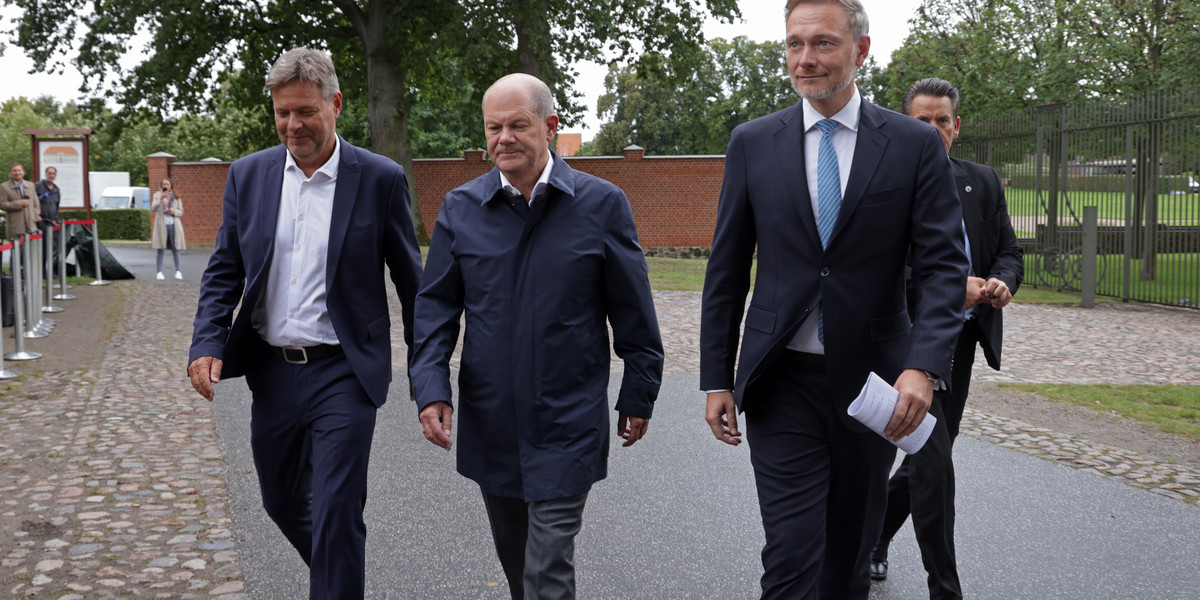 Od lewej: minister gospodarki Robert Habeck, kanclerz Olaf Scholz oraz minister finansów Christian Lindner.