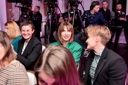 Grażyna Wolszczak pręży się w bikini umazana błotem [FOTO]