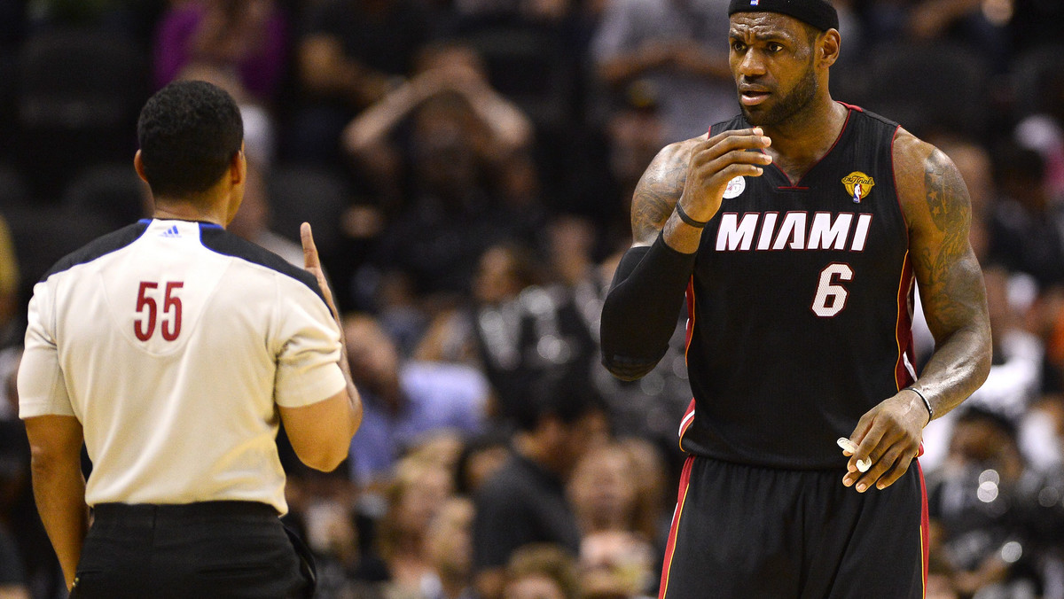 LeBron James, Dwayne Wade i Chris Bosh poprowadzili Miami Heat do zwycięstwa nad San Antonio Spurs 109:93. W wielkim finale NBA stan rywalizacji został wyrównany (2-2).