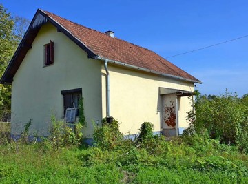 Naša pevačica (59) PRODALA RODNU KUĆU, odlučila da se reši svake uspomene, komšije otkrile: "Ovde nikog nije podnosila"