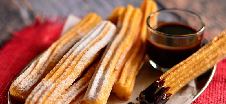 Pyszne churros z czekoladą? Alternatywa dla pączków [PRZEPIS]