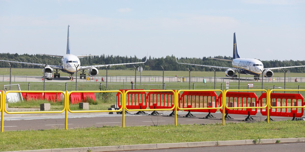 Podwarszawskie lotnisko Modlin obsługuje tanie linie lotnicze i czartery. Korzysta z niego przede wszystkim Ryanair. 