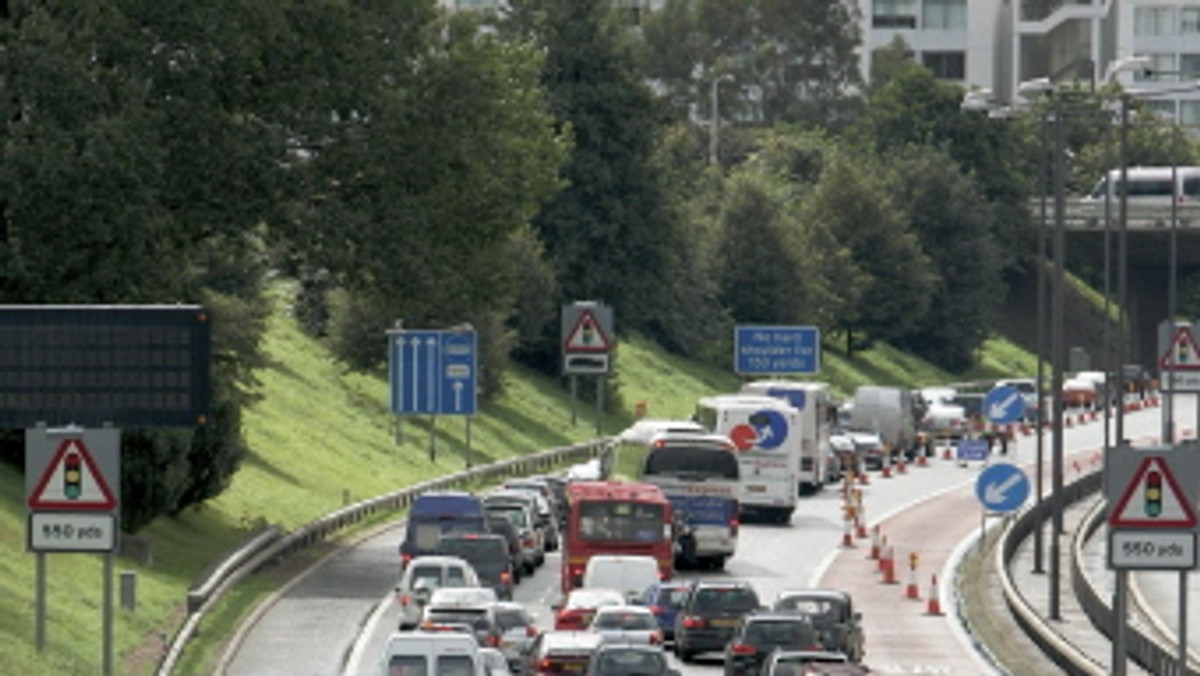 Tylko w Londynie i Berlinie jeździ się w Europie wolniej niż w Warszawie, jeśli weźmiemy pod uwagę stolice Starego Kontynentu. Ale w Polsce Warszawę biją jeszcze Kraków i Trójmiasto - pisze "Wprost".