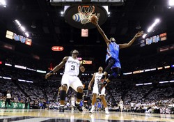 Thunder pokonali Spurs i są krok od awansu