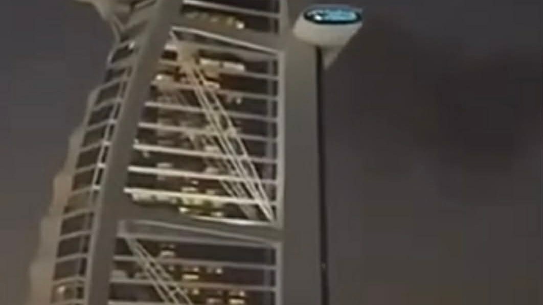 Dubajom otriasajú výbuchy. 