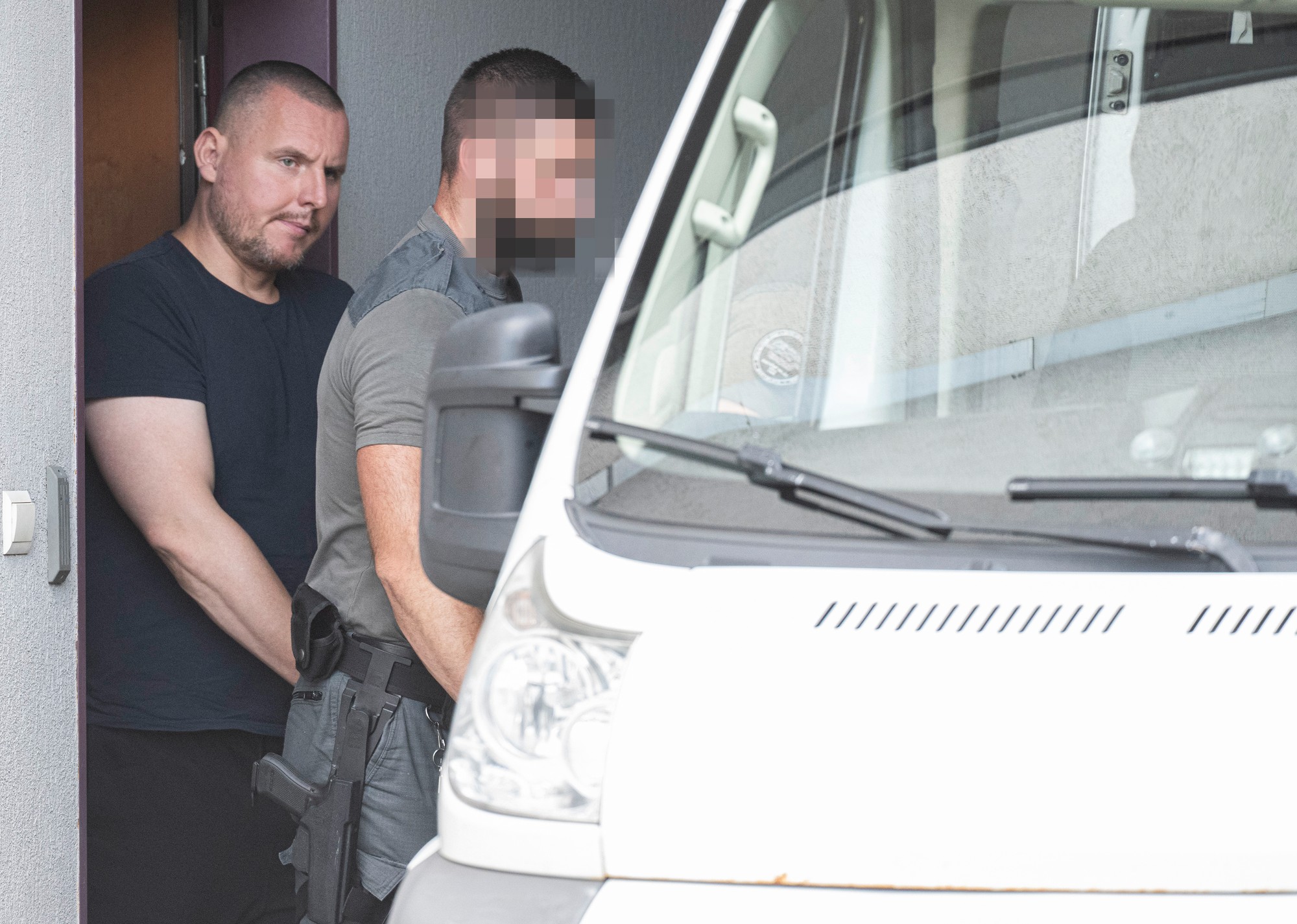 Daniel Bombic odchádza v sprievode justičnej stráže zo súdneho pojednávania z budovy Špecializovaného trestného súdu (ŠTS) v Pezinku.