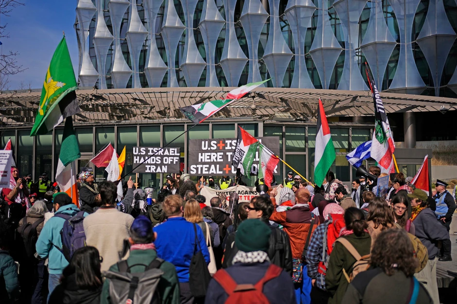 Protest ispred američke ambasade u Londonu 22. marta zbog sukoba na Bliskom istoku i embarga na Kubu