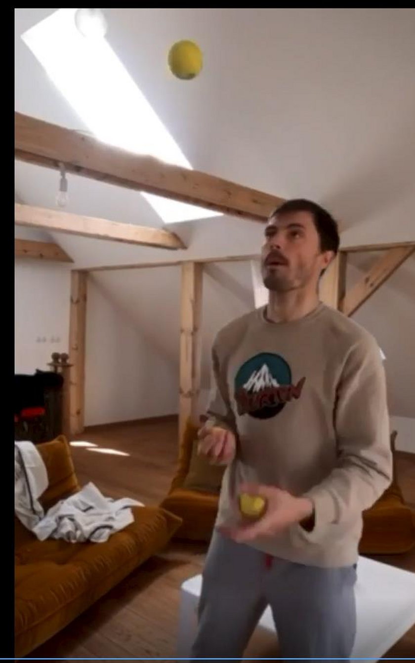 Jakub Przygoński żongluje piłeczkami