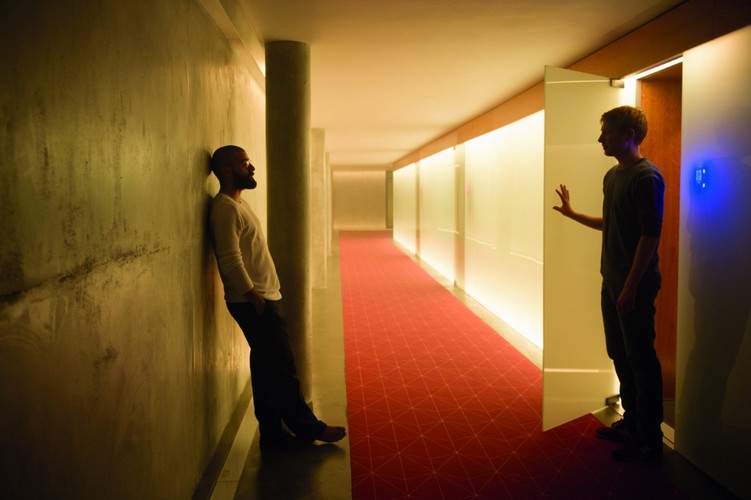 Oscar Isaac i Domhnall Gleeson w filmie 'Ex Machina'