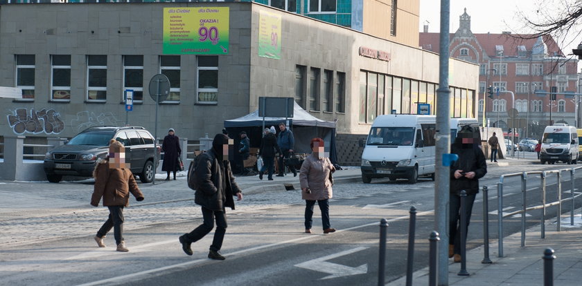 Piesi łamią przepisy na ul. Skargi w Katowicach