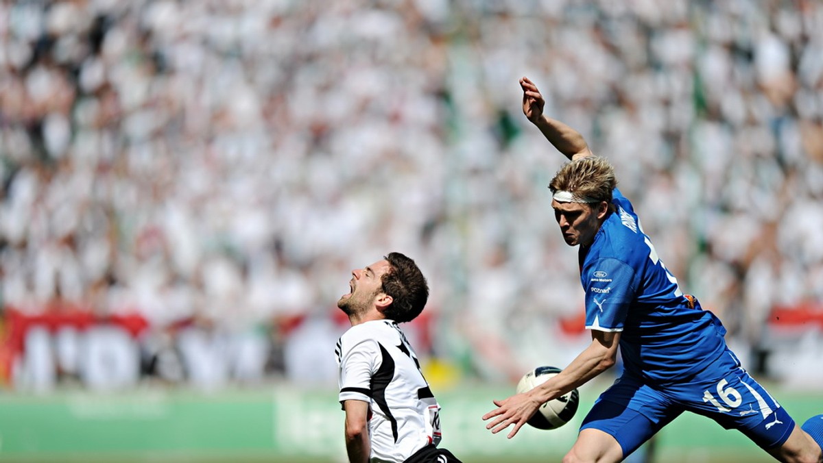 Legia Warszawa przegrała z Lechem Poznań 0:1 (0:1) w szlagierowym meczu 27. kolejki T-Mobile Ekstraklasy, rozegranym na Pepsi Arenie. Gola na wagę zwycięstwa zdobył Artjoms Rudnevs, to 21. trafienie Łotysza w tym sezonie.