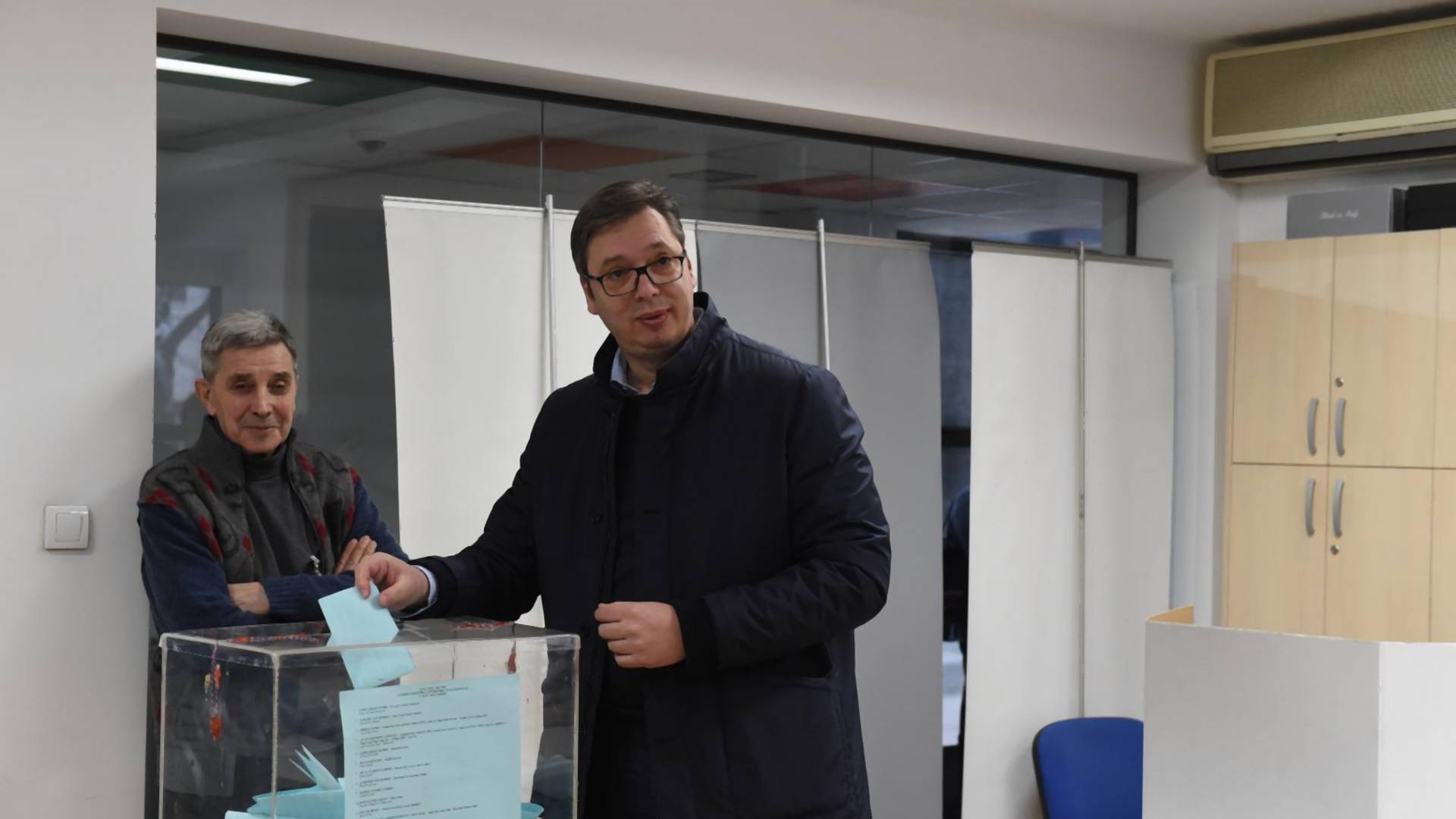 Vučić na glasanje došao sa neverovatnim detaljem