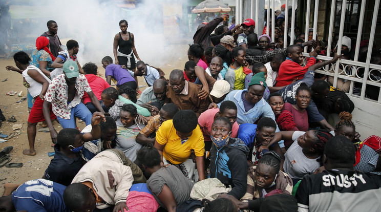 Összetűzés a koronavírus járvány kapcsán Nairobi szegénynegyedében - A rendőrség könnygáz bevetésével oszlatta szét a tülekedésben egymást taposó embereket, akik közül többen megsebesültek. / Fotó: MTI/AP/Brian Inganga