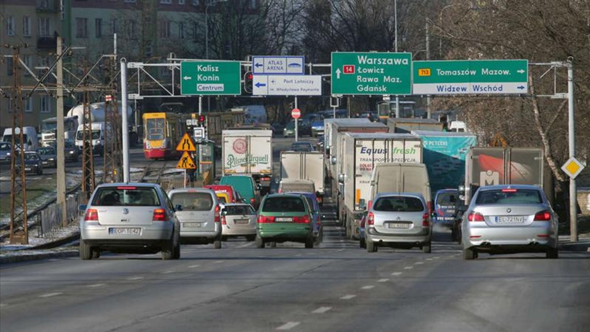 To niesłychane. Łódź ma autostradowe połączenia z Warszawą i Gdańskiem, ale na ulicach tego nie widać. Od strony Katowic i Wrocławia żaden drogowskaz nie prowadzi ich na A1 i A2. Są jedynie drogowskazy na autostradę do Poznania.