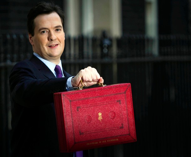 Minister Skarbu Wielkiej Brytanii George Osborne ze skrzynką zawierającą budżet na 2011 rok